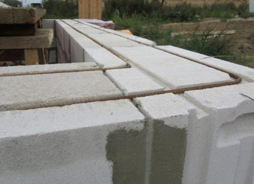 Какие способы укладки пеноблока наиболее эффективны. Как правильно укладывать пеноблок: 7 советов от строителей