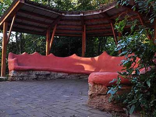 Скамейка с навесом для дачи своими руками. Дачные постройки: оригинальные скамейки под навесом