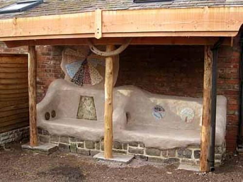 Скамейка с навесом для дачи своими руками. Дачные постройки: оригинальные скамейки под навесом