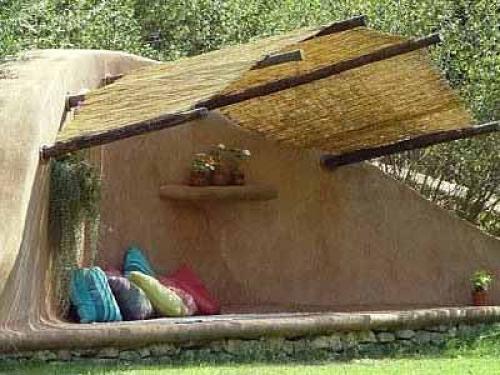 Скамейка с навесом для дачи своими руками. Дачные постройки: оригинальные скамейки под навесом