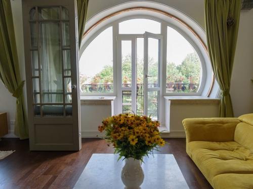 Какие были финансовые результаты от строительства доходного дома Прасковьи Курицыной. Бизнесмен отреставрировал обветшалую парадную в историческом доме Санкт-Петербурга