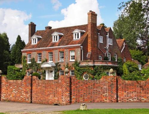 Как создать дизайн сада и огорода, который будет соответствовать архитектурному стилю частного загородного дома. Единство стилевого решения дома и окружающего его сада