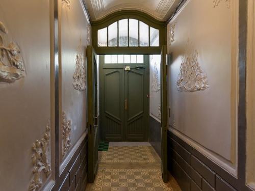 Какие были финансовые результаты от строительства доходного дома Прасковьи Курицыной. Бизнесмен отреставрировал обветшалую парадную в историческом доме Санкт-Петербурга