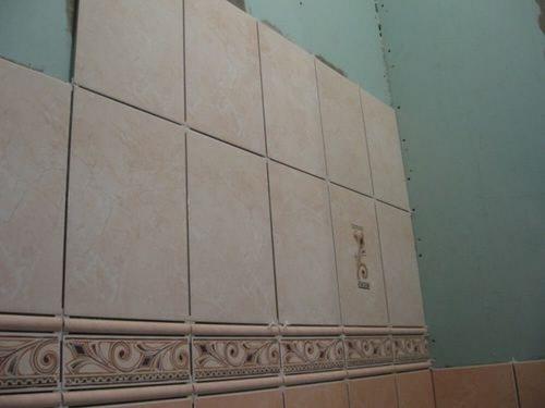 На какую сторону гипсокартона клеить плитку. Приклеивание