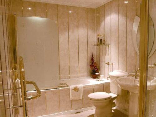 Бюджетный ремонт ванной панелями. Как обшить ванную пластиковыми панелями: варианты