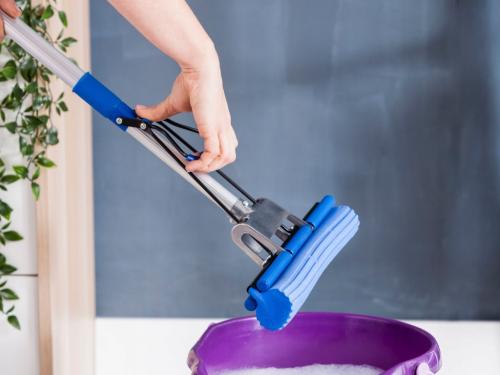 Мастер-класс по укладке швабры и ведра: как сделать квартиру чистой и удобной 06