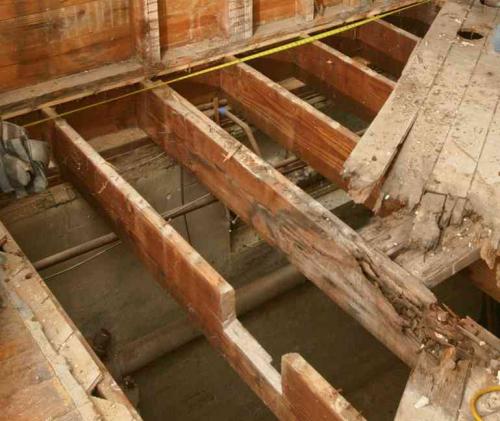 Какие меры предосторожности следует принимать для предотвращения прогибания лаг в деревянном доме. Что делать, если деревянный пол прогибается?