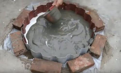 Идеи для дачи своими руками из подручных материалов. Стол с мозаикой из старой плитки