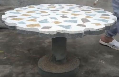 Идеи для дачи своими руками из подручных материалов. Стол с мозаикой из старой плитки