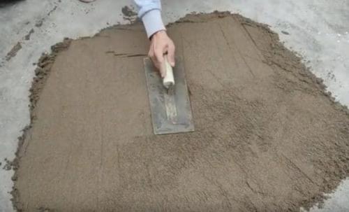 Идеи для дачи своими руками из подручных материалов. Стол с мозаикой из старой плитки