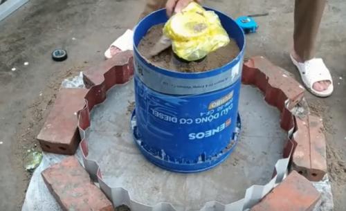 Идеи для дачи своими руками из подручных материалов. Стол с мозаикой из старой плитки