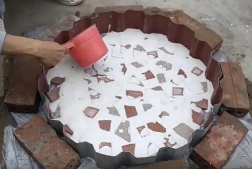 Идеи для дачи своими руками из подручных материалов. Стол с мозаикой из старой плитки