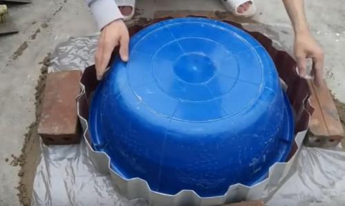 Идеи для дачи своими руками из подручных материалов. Стол с мозаикой из старой плитки