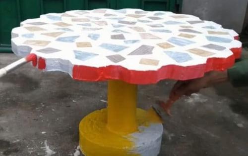 Идеи для дачи своими руками из подручных материалов. Стол с мозаикой из старой плитки