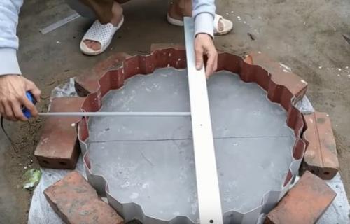 Идеи для дачи своими руками из подручных материалов. Стол с мозаикой из старой плитки