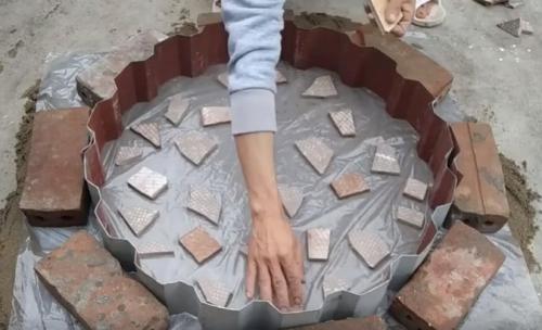 Идеи для дачи своими руками из подручных материалов. Стол с мозаикой из старой плитки