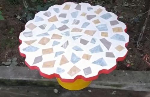 Идеи для дачи своими руками из подручных материалов. Стол с мозаикой из старой плитки