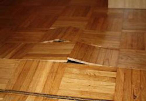 Как определить, насколько серьезно намок паркет. Что такое влагостойкость и водостойкость