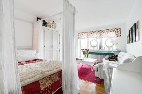 Как отделить спальное место в однокомнатной квартире. Спальня в однокомнатной квартире — варианты дизайна и лучшие идеи оформления единственной спальни (105 фото и видео)