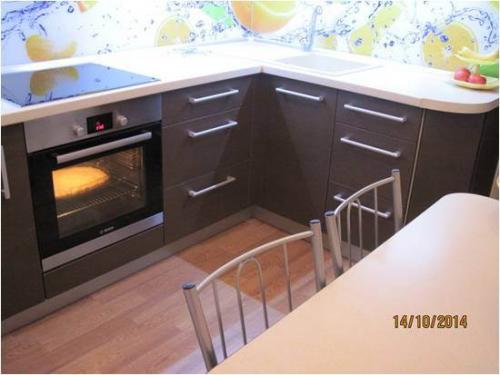 Кухня в бежевых тонах с коричневым. Сочетание бежевого с другими цветовыми решениями 15