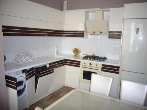 Кухня в бежевых тонах с коричневым. Сочетание бежевого с другими цветовыми решениями