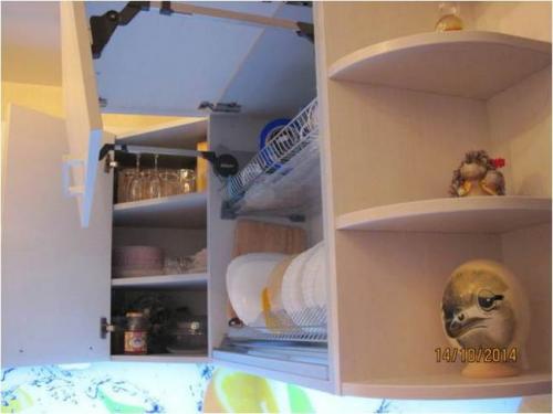 Кухня в бежевых тонах с коричневым. Сочетание бежевого с другими цветовыми решениями 26