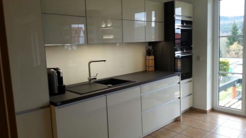 Кухня в бежевых тонах с коричневым. Сочетание бежевого с другими цветовыми решениями