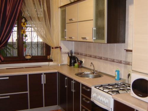 Кухня в бежевых тонах с коричневым. Сочетание бежевого с другими цветовыми решениями