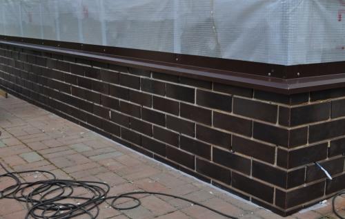 Какие факторы влияют на выбор плитки для облицовки фундамента. Плитка цокольная для фасадов, ее виды и как оформлять