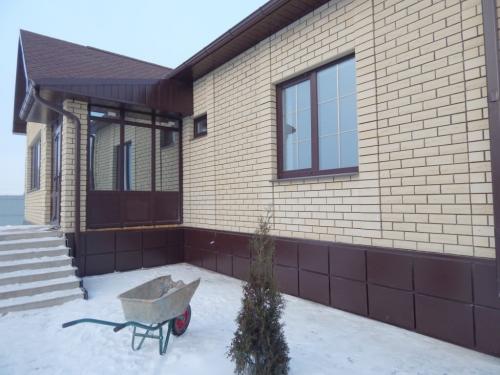 Какие факторы влияют на выбор плитки для облицовки фундамента. Плитка цокольная для фасадов, ее виды и как оформлять