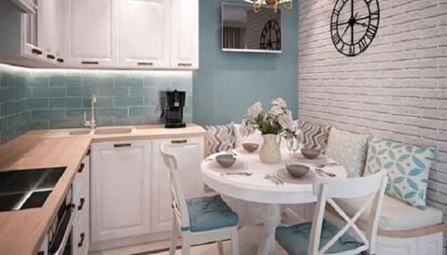Какие предметы мебели и декора можно использовать для создания комнаты из кухни
