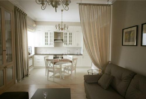 Как можно создать разделитель между кухней и гостиной, не нарушая общую концепцию дизайна