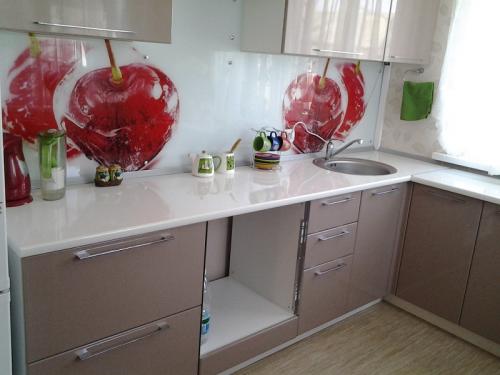 Бежевая кухня с яркими акцентами. Почему бежевый цвет так популярен в интерьере кухни