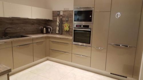 Бежевая кухня с яркими акцентами. Почему бежевый цвет так популярен в интерьере кухни