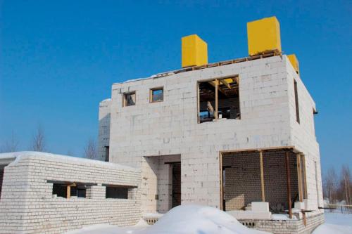 В какое время года лучше строить дом из газобетона. Возведение стен и перекрытий осенью и зимой
