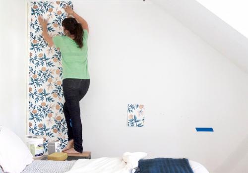 Можно ли поклеить новые обои на старые. Особенности поклейки обоев на старые