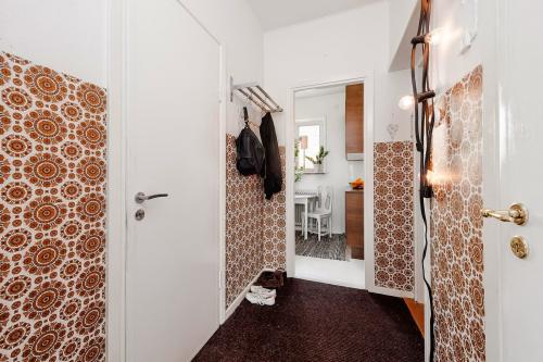 Преимущества отказа от обоев в прихожей: как сэкономить время и деньги 23