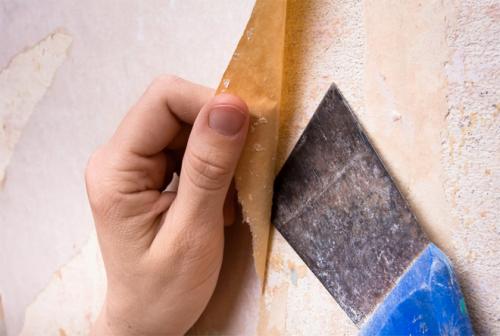 Чем грозит оклейка новых обоев поверх старых?