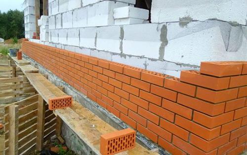 Зазор между газобетоном и кирпичом. Способы облицовки стен кирпичом