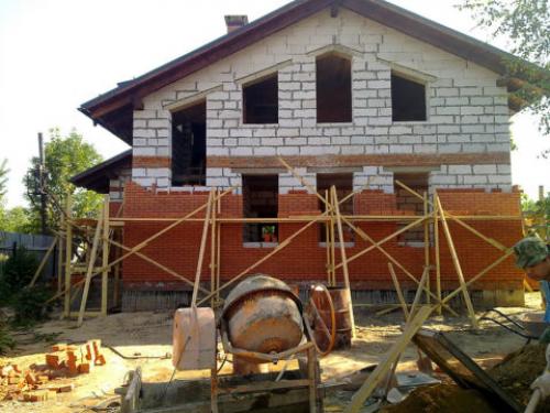 Дом из газоблока и кирпича. Дом из кирпича и газобетона: какой материал лучше выбрать для строительства?