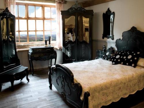 Освещение для интерьера в тёмных тонах. Темные комбинации гостиной 11