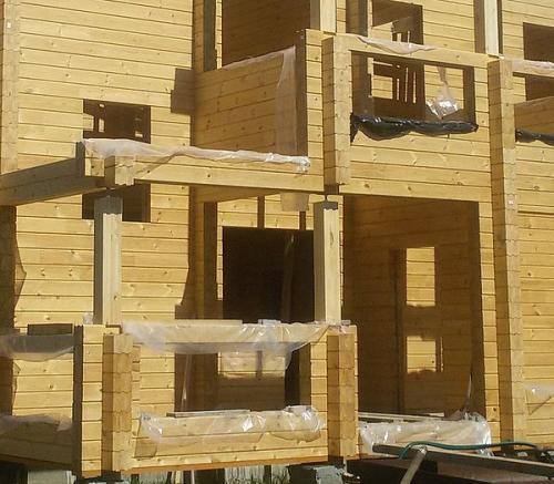 Первый венец дома из профилированного бруса. Сборка дома из бруса – укладка первого венца и стен