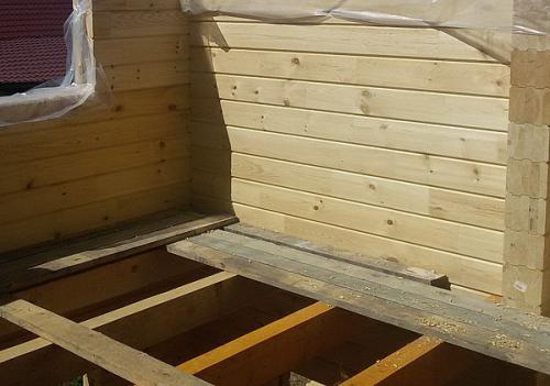 Первый венец дома из профилированного бруса. Сборка дома из бруса – укладка первого венца и стен