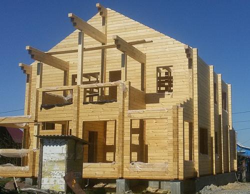 Первый венец дома из профилированного бруса. Сборка дома из бруса – укладка первого венца и стен