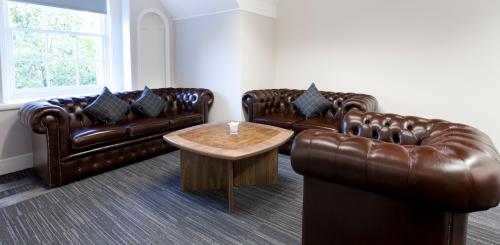 Как превратить маленький кабинет с диваном в функциональное пространство 08