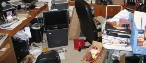 Можно ли совместить рабочее пространство с зоной отдыха в маленьком кабинете. Макет прямого стола