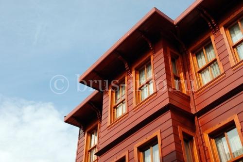 Чем же так хорош клееный брус. Что лучше: брус или клееный брус?