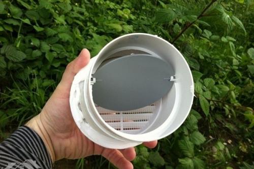 Вентиляция на кухне с обратным клапаном. Особенности выбора, установки и техники обслуживания вентиляционных решеток с обратным клапаном