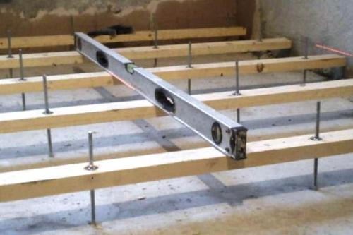 Как выровнять деревянный пол с большим перепадом