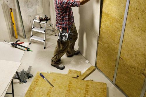 Хорошо ли сохраняется тепло и защищает от шумов дом из пеноблоков. Рассказывем подробно, как сделать звукоизоляцию правильно